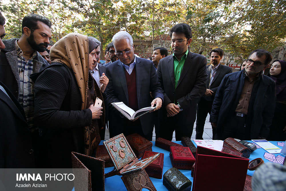 بازدید شهردار اصفهان از نمایشگاه دستاوردها و توانمندی های معلولین استان اصفهان