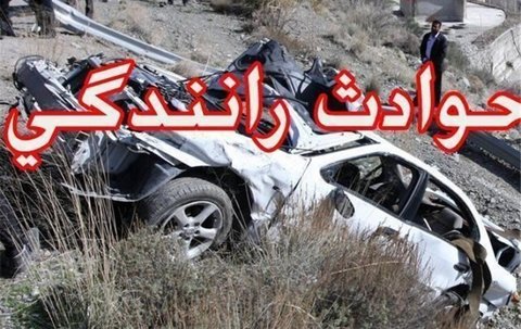 نجات راننده گرفتار در خودرو نیسان توسط آتش‌نشانان