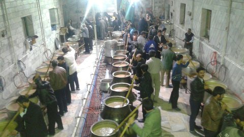 آیین سنتی "طبخ حلیم نذری" در گلشهر برگزار شد