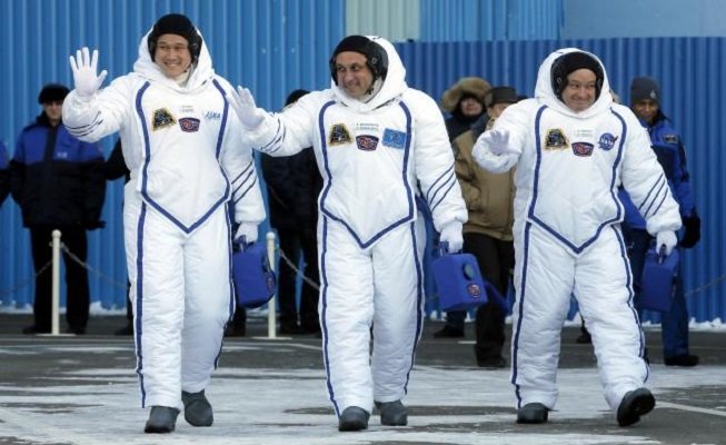 سرنشینان "کر و-۲" به فضا رفتند