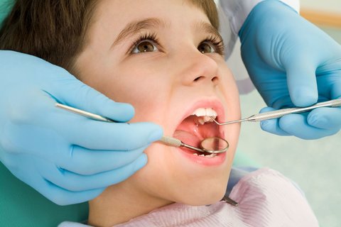 کودکان باید از ۶ ماهگی زیر نظر دندانپزشک باشند