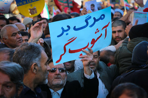 مردم و نیروهای امنیتی اجازه ندادند کشور به دست نااهلان و نامحرمان بیفتد