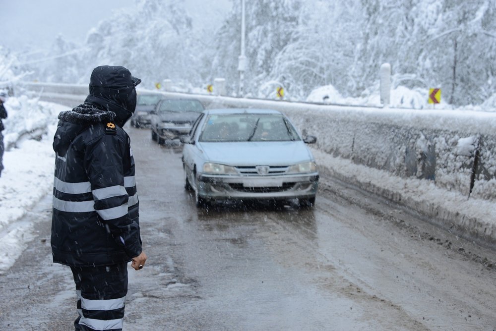 برف و باران جاده های زنجان را لغزنده کرده است