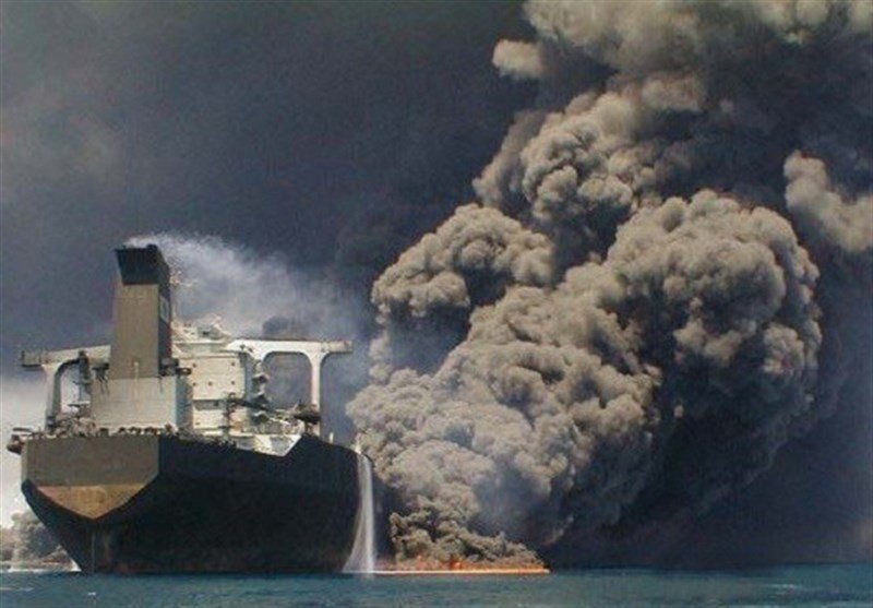 تلاش برای نجات سرنشینان ایرانی نفتکش حادثه دیده ادامه دارد