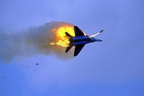 سقوط یک فروند هواپیمای جنگی+ عکس