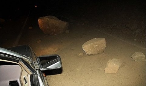 ریزش کوه در جاده «طارس»/مردم به شایعات توجه نکنند