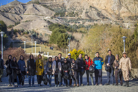 پاکسازی پارک کوهستانی صفه با همت اعضای کانون عکس انجمن سینمایی جوان