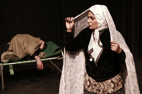  اجرای نمایش‌های مختلف در شب نخست جشنواره روح الله در تالار هنر‎ 