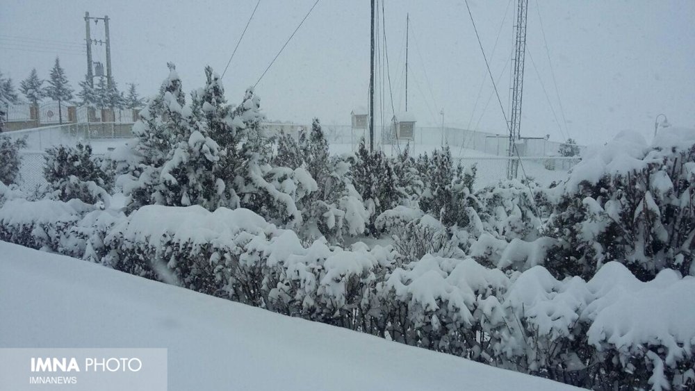 ارتفاع برف در فریدونشهر به ۳۰ سانتی‌متر رسید/تردد با زنجیر چرخ هم به سختی انجام می‌شود