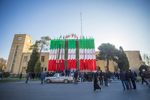 آذین بندی درگاه شهرداری اصفهان به مناسبت سالروز پیروزی انقلاب اسلامی