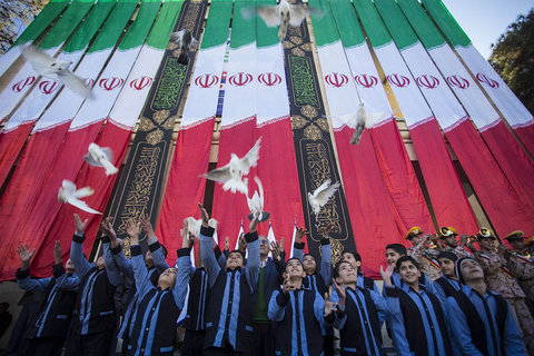 ساختمان شهرداری اصفهان یکپارچه همرنگ پرچم شکوهمند انقلاب اسلامی ایران شد