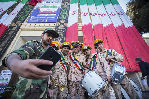 آذین بندی درگاه شهرداری اصفهان به مناسبت سالروز پیروزی انقلاب اسلامی