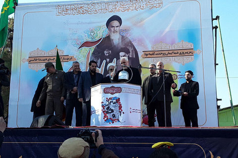 نواخته شدن زنگ انقلاب توسط استاندار در گلستان شهدا