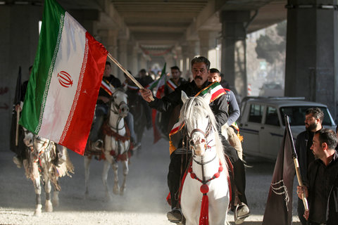 رژه سوارکاران حامل پرچم ایران به مناسبت آغاز دهه فجر 