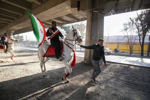 رژه سوارکاران حامل پرچم ایران به مناسبت آغاز دهه فجر 
