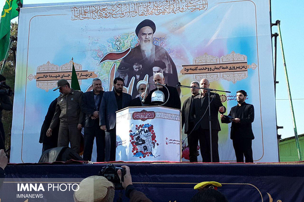 نواخته شدن زنگ انقلاب توسط استاندار در گلستان شهدا