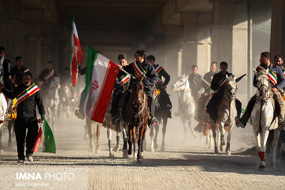 رژه سوارکاران حامل پرچم ایران به مناسبت آغاز دهه فجر