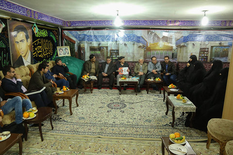 دیدار مدیرعامل سازمان فرهنگی شهرداری اصفهان با خانواده شهید صمدیه لباف