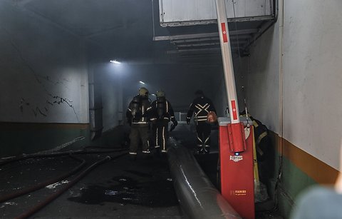آتش‌نشانان به طبقات منفی ۳ و ۴ ساختمان وزارت نیرو نفوذ کردند

