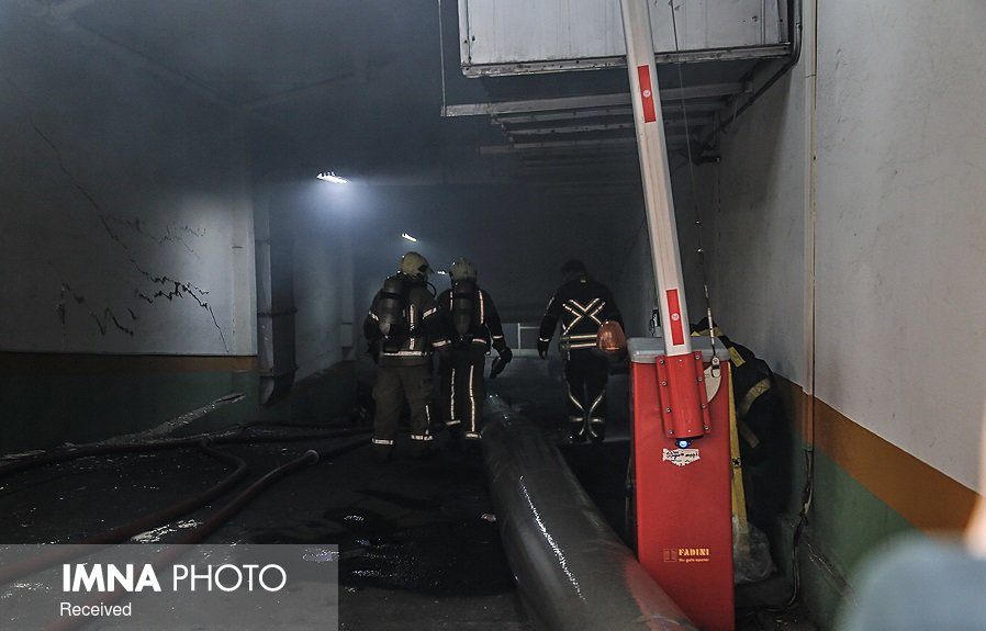 آتش‌نشانان به طبقات منفی ۳ و ۴ ساختمان وزارت نیرو نفوذ کردند