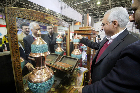 نمایشگاه دهه فجر و حضور مهمان ها درغرفه شهرداری اصفهان