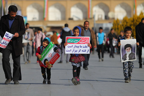 حضور اقشار مختلف مردم در ساعات ابتدایی راهپیمایی 22 بهمن