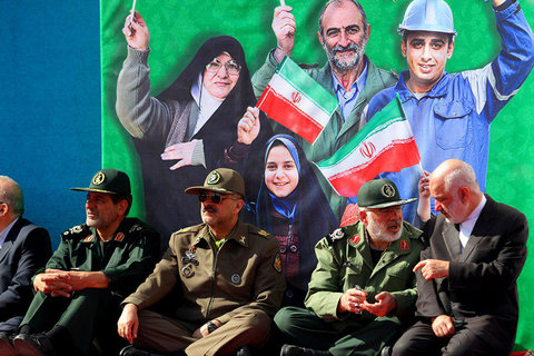 جشن پیروزی انقلاب اسلامی با حضور مردم و مسئولان