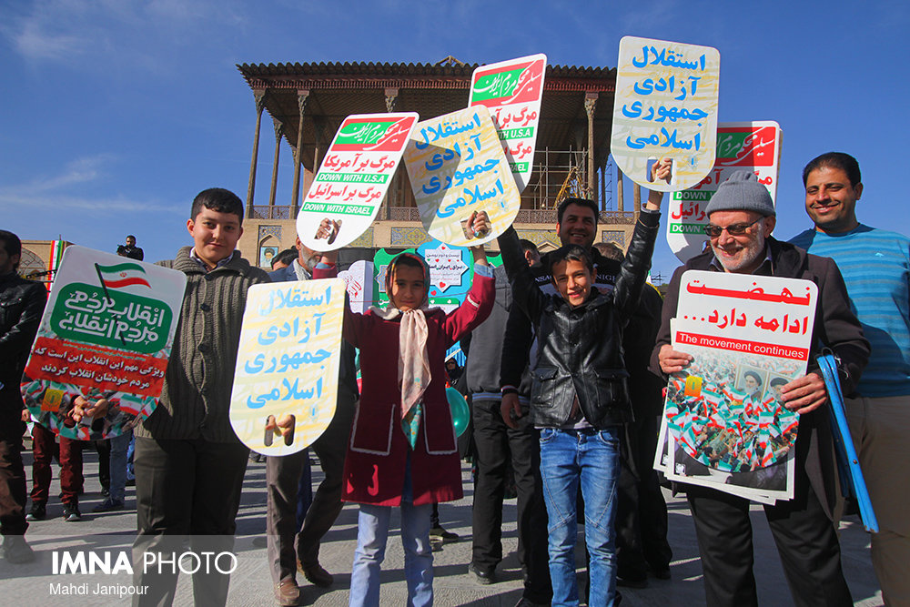 حضور اقشار مختلف مردم در ساعات ابتدایی راهپیمایی ۲۲ بهمن