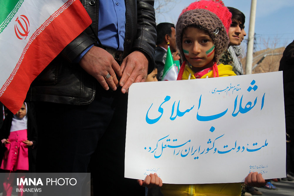 حضور در راهپیمایی ۲۲ بهمن نمایشی از حضور و خودنمایی ملت ایران است