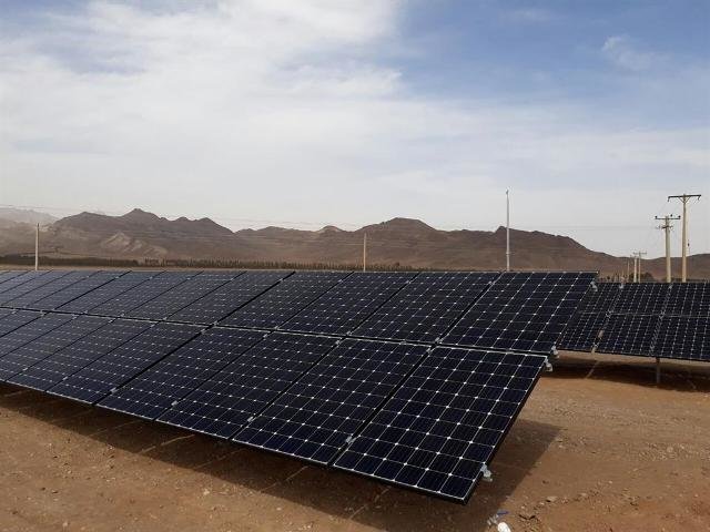ایجاد ۲۲ نیروگاه خورشیدی خانگی در بویین و میاندشت