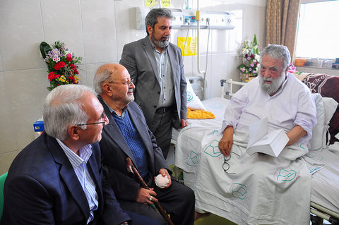 عیادت شهردار اصفهان از ایت الله مستجاب الدعواتی از علما و اساتید حوزه