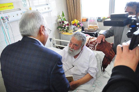 عیادت شهردار اصفهان از ایت الله مستجاب الدعواتی از علما و اساتید حوزه