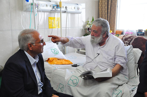 عیادت شهردار اصفهان از ایت الله مستجاب الدعواتی از علما و اساتید حوزه