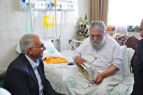 عیادت شهردار اصفهان از ایت الله مستجاب الدعواتی از علما و اساتید حوزه