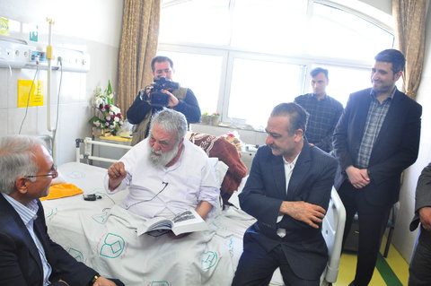 عیادت شهردار اصفهان از ایت الله مستجاب الدعواتی از علما و اساتید حوزه