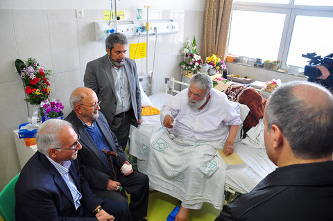 عیادت شهردار اصفهان از ایت الله مستجاب الدعواتی از علما و اساتید حوزه