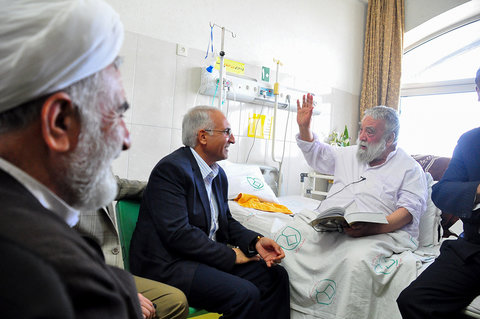 عیادت شهردار اصفهان از ایت الله مستجاب الدعواتی از علما و اساتید حوزه