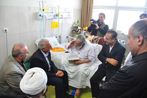 عیادت شهردار اصفهان از ایت الله مستجاب الدعواتی از علما و اساتید حوزه