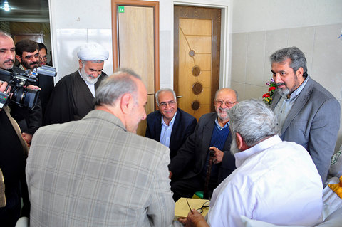 عیادت شهردار اصفهان از ایت الله مستجاب الدعواتی از علما و اساتید حوزه