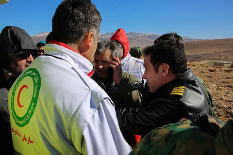 تلاش نیروهای امدادی برای رسیدن به محل سقوط هواپیمای تهران - یاسوج