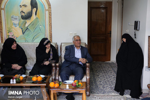 دیدار شهردار اصفهان  با مادر شهید حاج حسین خرازی