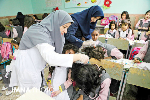 مقابله با شیوع شپش در مدارس اصفهان آغاز شد