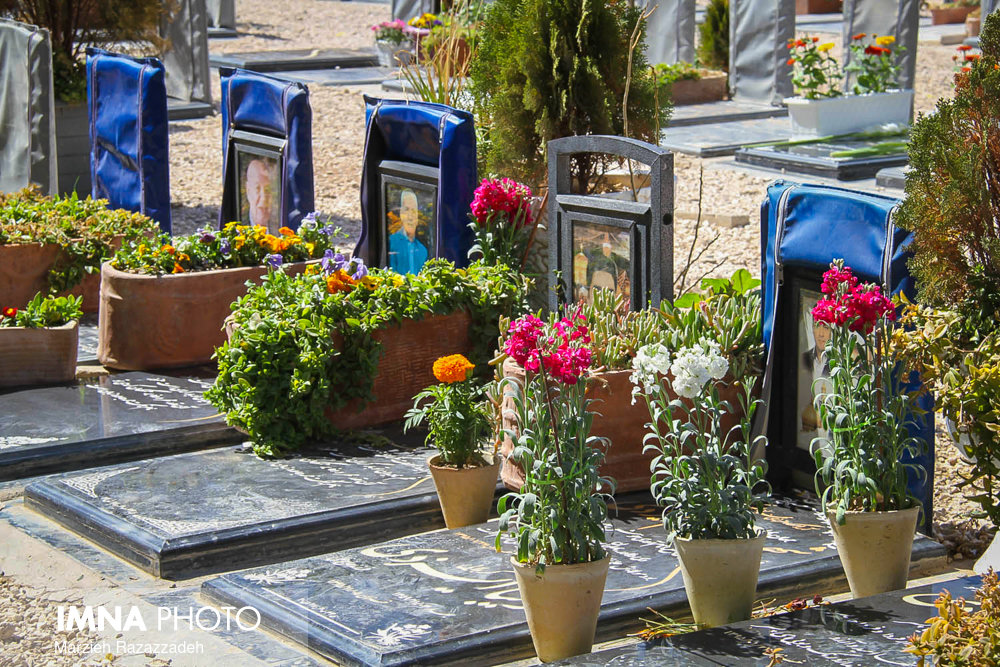 توزیع گل و سبزه در آرامستان‌های مشهد