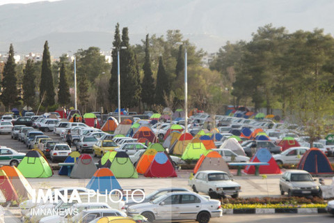 گرمای هوا، مسافران را جذب باغ فدک کرد