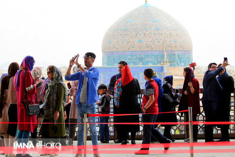 بازدید مسافران نوروزی از عالی قاپو و مسجد شیخ لطف الله