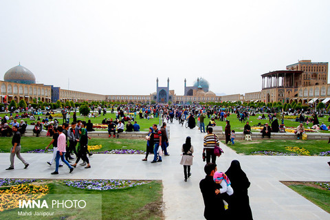 بازدید مسافران نوروزی از عالی قاپو و مسجد شیخ لطف الله