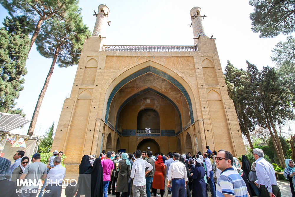Isfahan's  shaking minarets