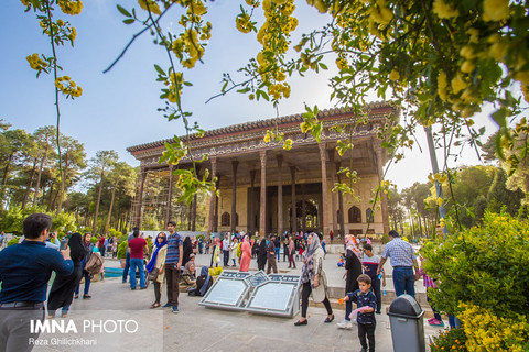 بازدید مسافران نوروزی از عمارت چهلستون