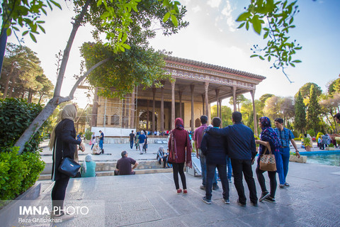 بازدید مسافران نوروزی از عمارت چهلستون