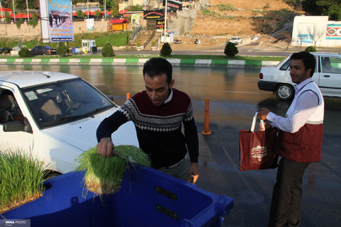 نصب ۱۶۰ مخزن ویژه سبزه و زباله در شیراز در روز ۱۳ فروردین